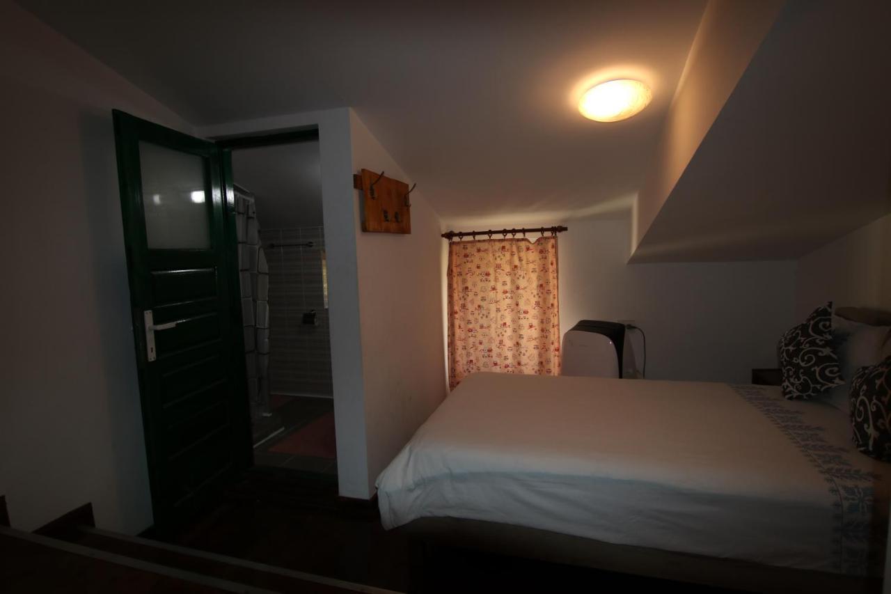 B&B Duo Caffe Baneasa Bukares Bagian luar foto